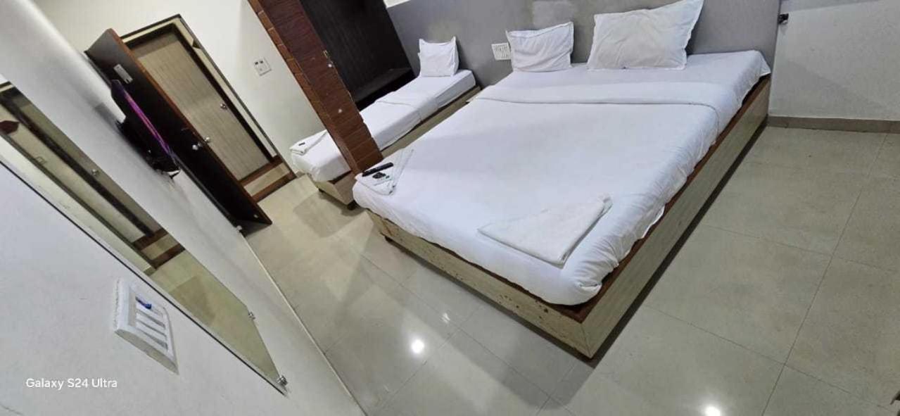 Hotel O Sargam Lodging And Boarding Ulhasznagar Kültér fotó